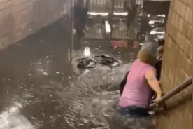 纽约暴雨地铁被灌爆，官方：水往低处流，我们做得很好图片