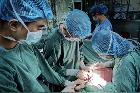 18岁男孩腹腔长8斤重肿瘤 医生5个多小时完成复杂手术图片