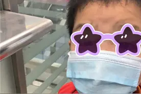 昆明地铁内萌娃大哭：爸妈下车，把他忘了图片