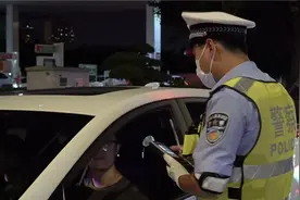 「逢“五”必查」闪电新闻联动两地交警查酒驾 未发现酒驾司机图片