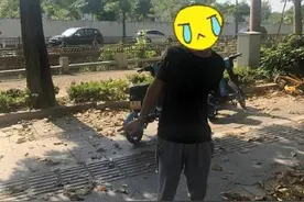 男子围观抓贼顺手偷了民警的车 民警：办案多年，这回轮到自己成为受害人图片