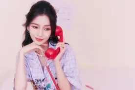 Angelababy半扎马尾侧歪头听电话 颜值仿佛重回18岁图片