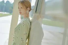 孟美岐穿牛油果色长裙拍大片 夏日清凉look精致好似芭比娃娃图片