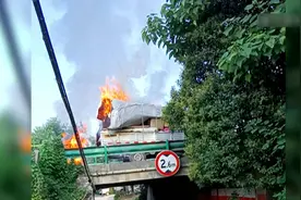 为这对夫妻点赞！路遇小货车上家具着火主动帮扑灭 丈夫不顾烫伤危险挪开燃烧物图片