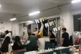 一只飞蛾误入昆虫实验课堂 学生瞬间兴奋：“自投罗网”的作业，抓呀图片