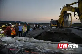 湘西机场飞行区跑道强化夜间施工加快建设进度图片