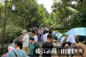 92年IT男被一群阿姨围住！有人当场吆喝：年薪40万，有收入证明！杭城这里太火爆……图片