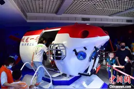 福州：暑假小朋友科技馆里感受科学魅力图片