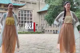 特别的打卡方式！两位广州舞蹈老师身穿汉服在武大图书馆前翩翩起舞图片