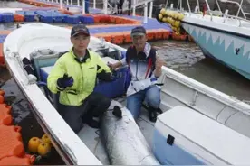 210斤！浙江父子意外捕获一条“巨无霸”，鏖战40分钟才拖上岸，最后卖了...图片