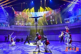 “一半揪心，一半震撼”，《英雄之城》用杂技讲武汉故事，牵动人心图片
