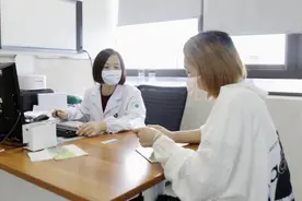 女子一觉醒来竟发现自己嘴角歪斜、左眼无法闭合，原因竟是吹空调图片