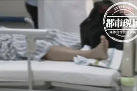 他一喝水就想上厕所，医生取出100多颗结石图片