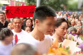 四川两岁娃“走失”后辗转河南三个家庭 28年后终于回乡与亲生父母团圆图片
