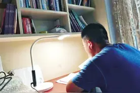 41岁快递员考上研究生 每天7小时学习时间全靠挤图片