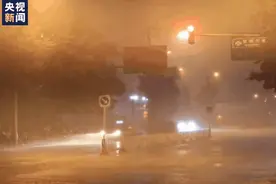 暴雨来了，他们也来了……图片