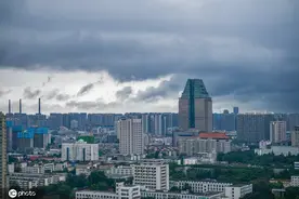 三伏天迎来强降雨！河南郑州市区乌云密布白天变黑夜图片