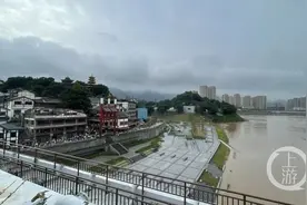 嘉陵江磁器口段13日凌晨洪峰过境 商户时刻准备撤离图片