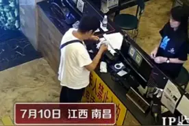 心酸！家里没人老奶奶每天到网吧看剧，网友：常回家看看图片