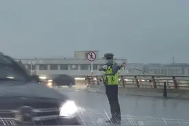 多地交警暴雨中赤脚上路冒雨执勤图片