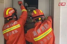 小区突然停电业主被困高温电梯 消防紧急救援视频封面