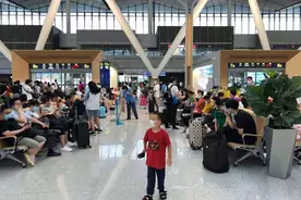 降雨导致北京多趟列车晚点，朝阳站有始发列车晚点约一个半小时图片
