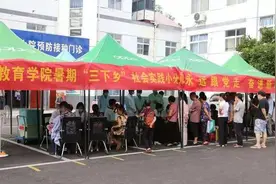 德国留学生爱上中医文化 下乡当“郎中”为村民把脉问诊图片