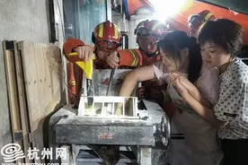 凌晨起床开工干活 不料手被卡在搅面机里图片
