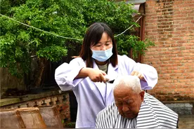 江苏睢宁乡村理发师邵金玲：义务理发送上门从“头”关爱残疾人图片
