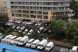 山东济南一条沿河道路塌陷，多辆汽车坠河图片