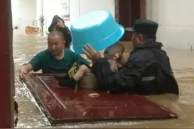 暴雨中的这把“脸盆伞”，太暖图片