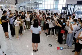 青岛胶东国际机场8月12日转场 记者提前体验乘机全流程图片