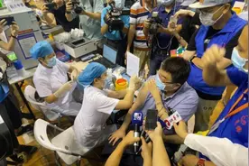 台湾学者邱毅在厦门接种疫苗：我是中国人，回老家打图片