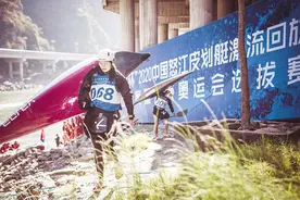 救人女将在激流中绽放青春图片
