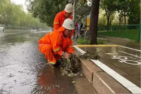 强降雨下的北京：防汛员徒手清理排水口，错峰上下班打车不堵车图片