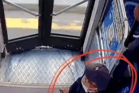 残疾小伙艰难“爬”上公交车，监控下这一幕，让我们看见最温暖的人心图片