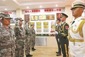 4名戍边官兵跨越千里走进解放军仪仗大队国旗护卫队——国门卫士与国旗卫士的“青春对话”图片