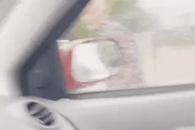 八旬老奶奶暴雨中独自蹒跚，下一幕，让老人眼眶红了……好人一生平安图片