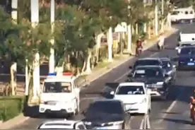 暖心！新疆一交警执勤时中暑晕倒，多位市民相助，交警恢复身体后公开致谢图片