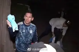 梅西在家中耐心为球迷签名图片