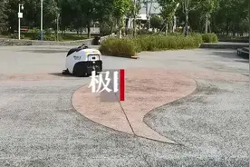 “一黑一白”两辆无人清扫保洁车亮相江城图片