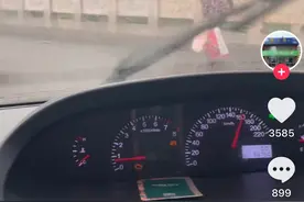 八旬老人冒雨独行，山东男子开车护送她回家获网友点赞，男子：就怕老太太淋着图片