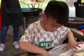 广州7岁男孩帮妈妈打包卖卤菜走红网络，妈妈：他4岁就开始帮忙，觉得亏欠孩子图片
