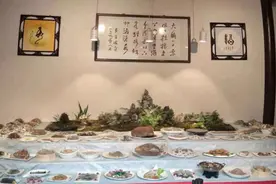 Qing听丨硬菜来了！男子花费百万积蓄 用石头拼出一桌“满汉全席”图片