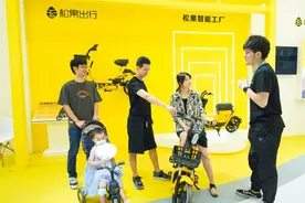 松果出行最新款共享电单车“风火轮”亮相兰洽会，为县域发展注入投资就业支持图片
