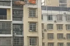 四川射洪3工人开塔吊勇救小男孩：将把万元奖励捐给受伤男孩图片