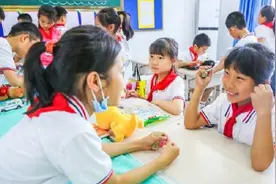 教育部辟谣取消教师寒暑假，推行课后服务 “5+2”模式视频封面