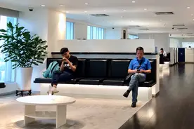快评｜人社局员工沟通业务被误会玩手机？泛滥的手机工作群该优化了图片