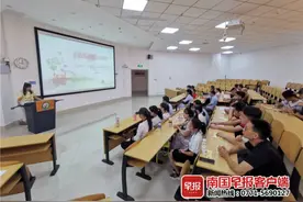 广西首个盲人中医康复保健中专班开班，30名盲人走进教室“充电”图片
