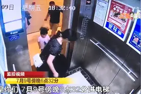电梯摄像头拍全程！“黑T男”捡走小孩学费，家长多次加其微信未果图片
